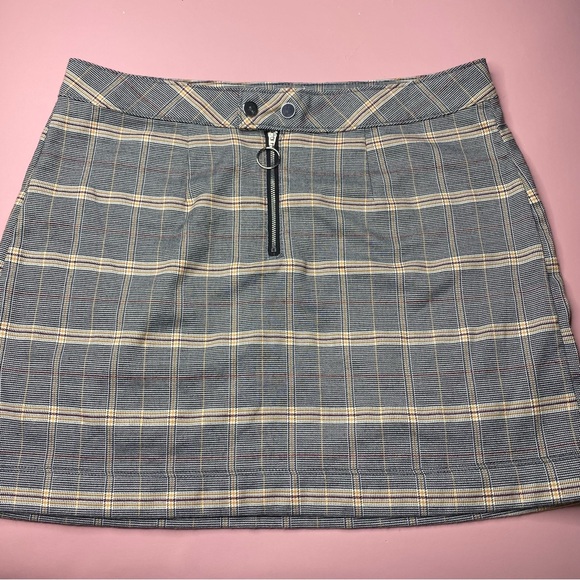 Plaid PacSun Mini Skirt with Zipper & Snaps - Picture 3 of 12